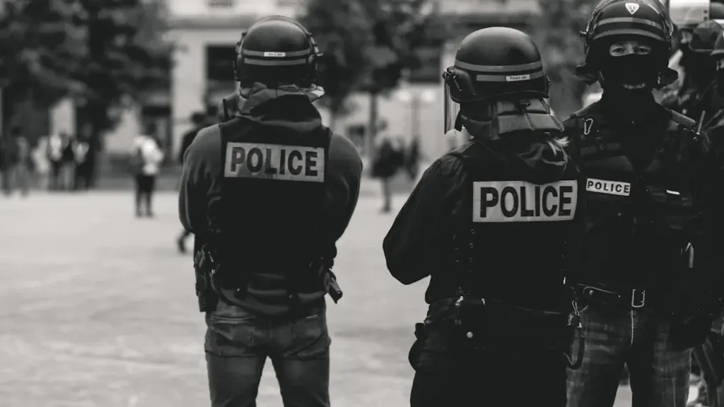 Agents de police en tenue d'intervention patrouillant dans une rue française.
