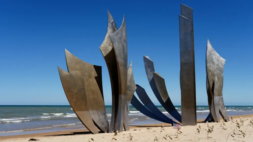 Sculptures métalliques modernes installées sur le sable d'une plage en France.