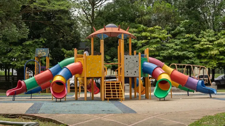 Structure de jeux colorée et inclusive dans un parc public rénové à Lille.