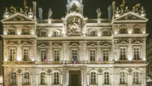 Façade illuminée de l'Hôtel de Ville de Lyon, siège des institutions municipales lyonnaises.