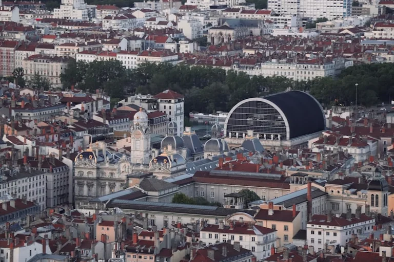 À Lyon, un recours gratuit quand une démarche municipale bloque