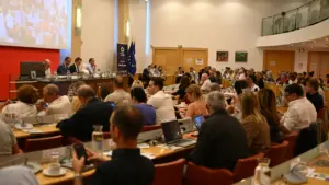 Une assemblée nombreuse est réunie dans une salle de conférence institutionnelle à Montpellier.