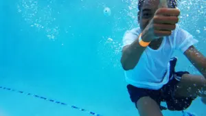 À Toulon, les enfants apprennent le réflexe anti-noyade