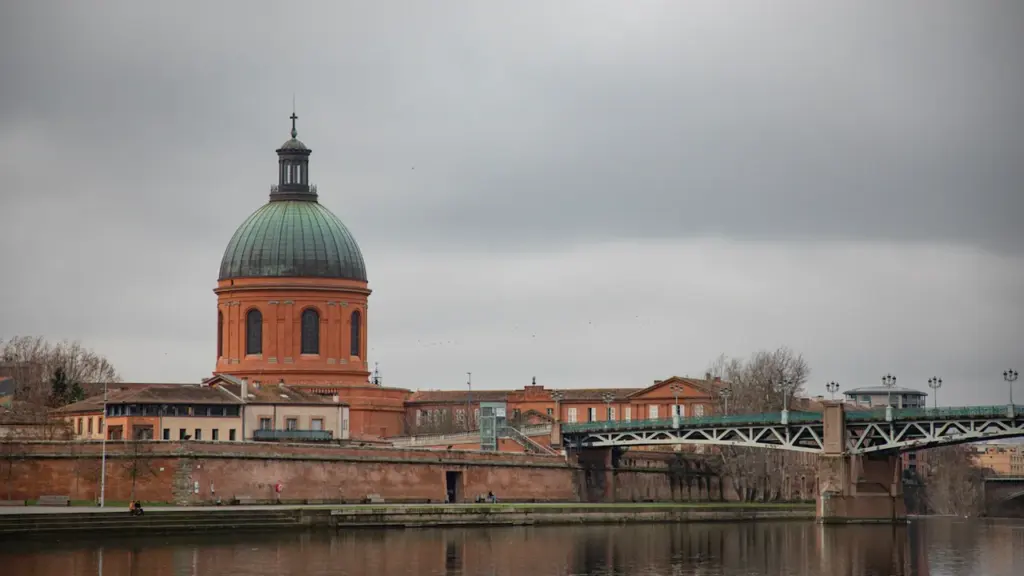 Vue emblématique du dôme de la Grave au bord de la Garonne à Toulouse.