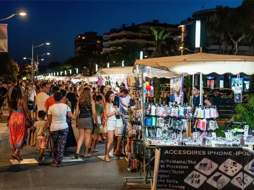Fréjus : un marché nocturne gratuit prolonge l’été