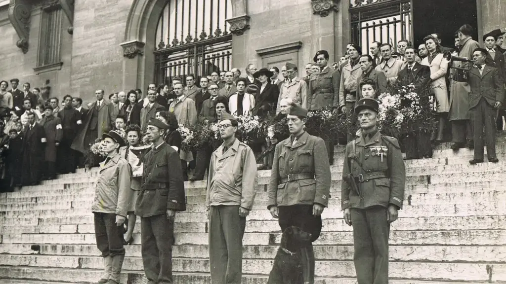 Un groupe de soldats et civils en uniforme alignés sur les marches d'un bâtiment officiel.
