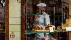 À La Seyne-sur-Mer, une boulangerie lie petits prix et solidarité