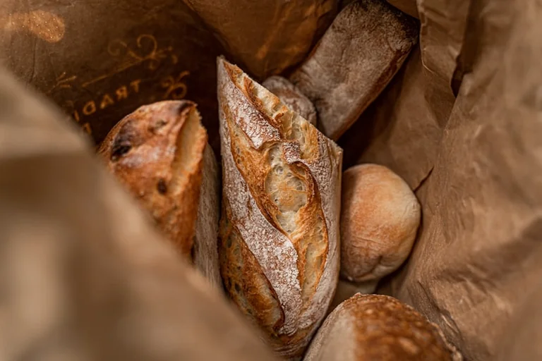 À La Seyne-sur-Mer, une boulangerie lie petits prix et solidarité