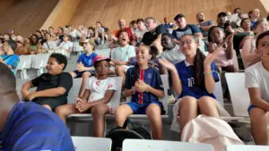 À Saint-Denis, des enfants vibrent avec Léon Marchand