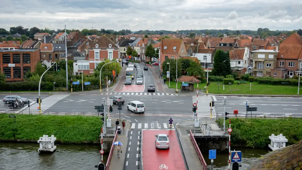 Vue aérienne d'une intersection avec une voie cyclable rouge à Vannes.