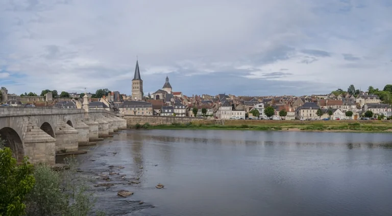 Balade sur la Loire : découvrez Orléans à bord de l'Evurtius