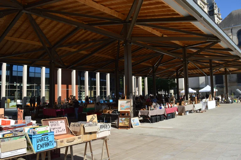 Brocante à Dax : Les Halles au rythme des 1er et 3e vendredis