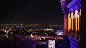 Vue panoramique nocturne de Lyon illuminée lors de la célèbre Fête des Lumières.