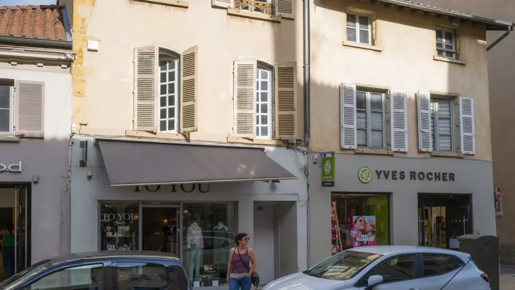 Façade de boutiques avec des commerces accueillants dans une rue française typique.